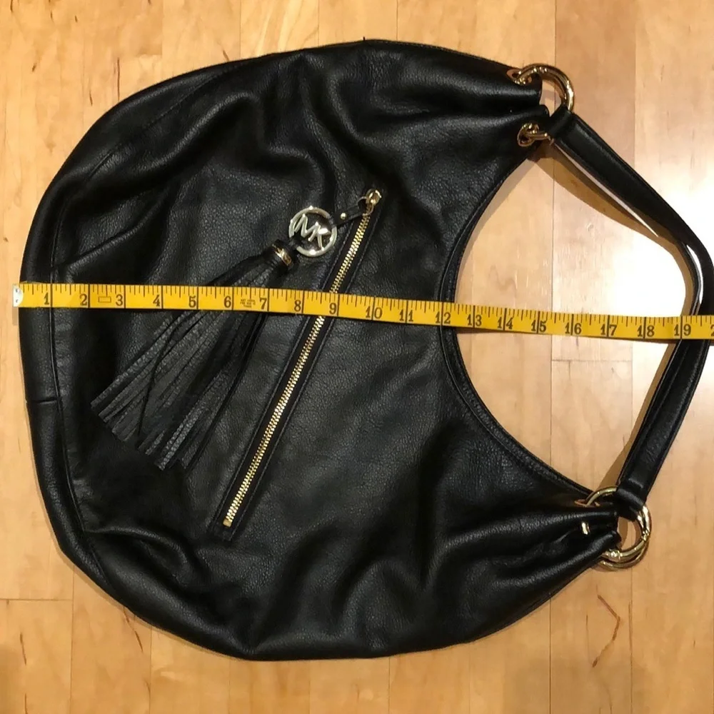 MICHAEL MICHAEL KORS BLACK PEBBLE LEATHER CHARM TASSEL HOBO SHOULDER BAG EUC